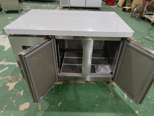 Apparecchiature di refrigerazione commerciale sotto il bancone di lavoro Tavolo di lavoro in acciaio inossidabile